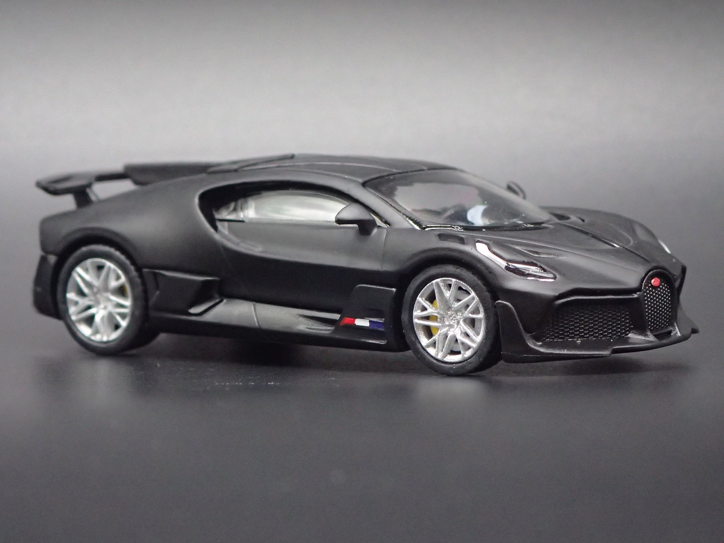 2019-2021 BUGATTI DIVO SUPER CAR BLACK 1:64 SCALE COLLECTIBLE DIECAST MODEL CAR