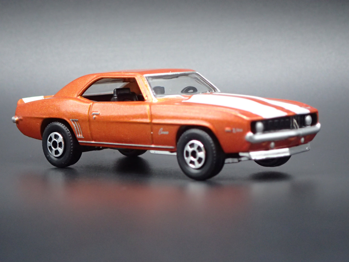 1969 69 CHEVY CHEVROLET CAMARO 1/64 SCALE COLLECTIBLE DIORAMA DIECAST MODEL CAR