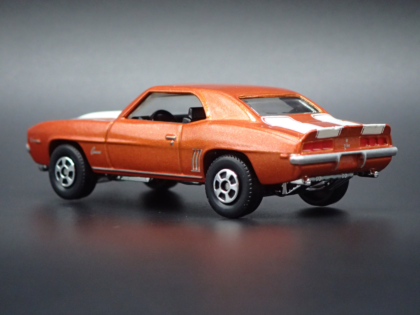 1969 69 CHEVY CHEVROLET CAMARO 1/64 SCALE COLLECTIBLE DIORAMA DIECAST MODEL CAR