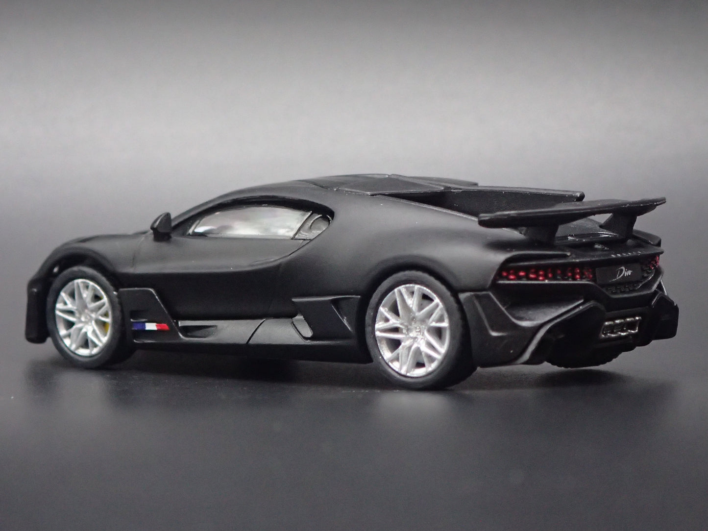 2019-2021 BUGATTI DIVO SUPER CAR BLACK 1:64 SCALE COLLECTIBLE DIECAST MODEL CAR