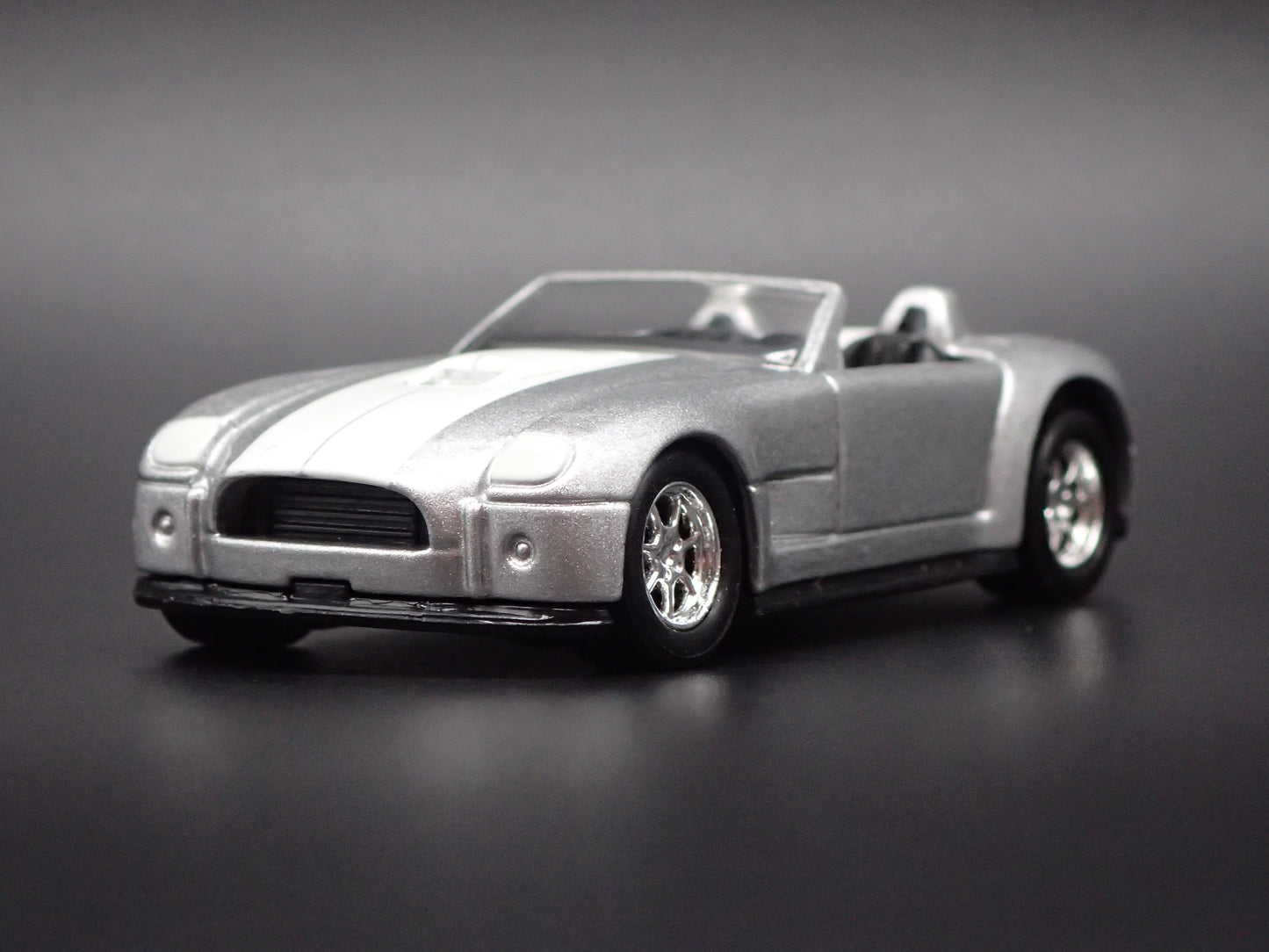 2004 FORD SHELBY COBRA CONCEPT 1:64 SCALE COLLECTIBLE DIORAMA DIECAST MODEL CAR