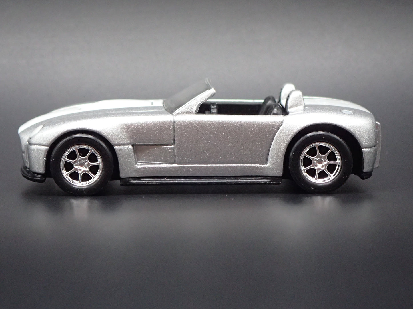 2004 FORD SHELBY COBRA CONCEPT 1:64 SCALE COLLECTIBLE DIORAMA DIECAST MODEL CAR
