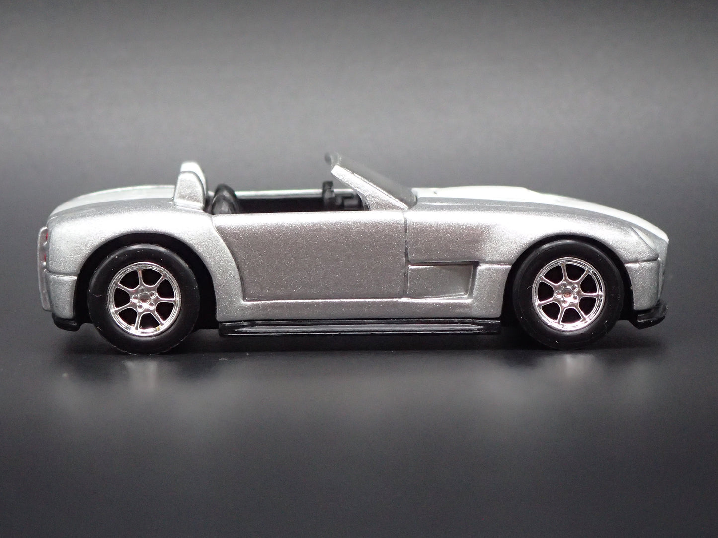 2004 FORD SHELBY COBRA CONCEPT 1:64 SCALE COLLECTIBLE DIORAMA DIECAST MODEL CAR