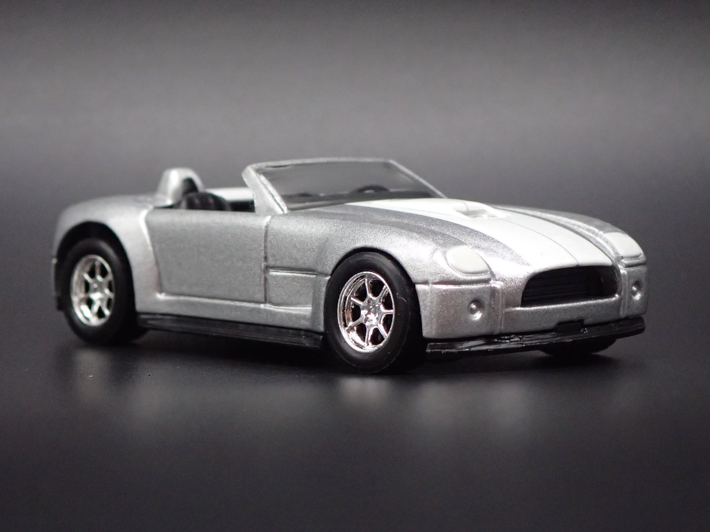 2004 FORD SHELBY COBRA CONCEPT 1:64 SCALE COLLECTIBLE DIORAMA DIECAST MODEL CAR