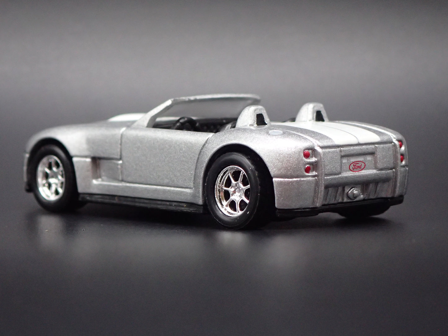 2004 FORD SHELBY COBRA CONCEPT 1:64 SCALE COLLECTIBLE DIORAMA DIECAST MODEL CAR