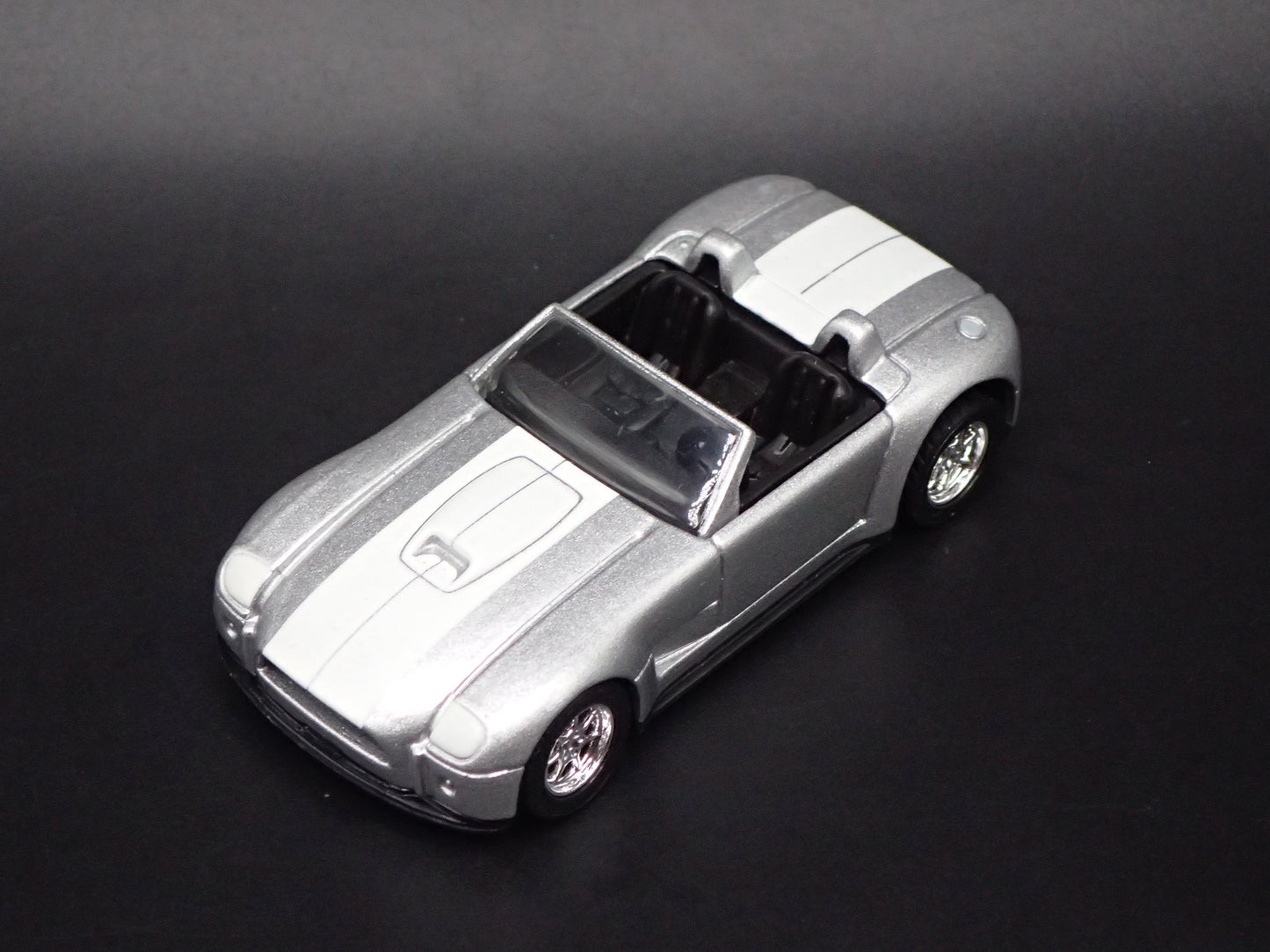 2004 FORD SHELBY COBRA CONCEPT 1:64 SCALE COLLECTIBLE DIORAMA DIECAST MODEL CAR
