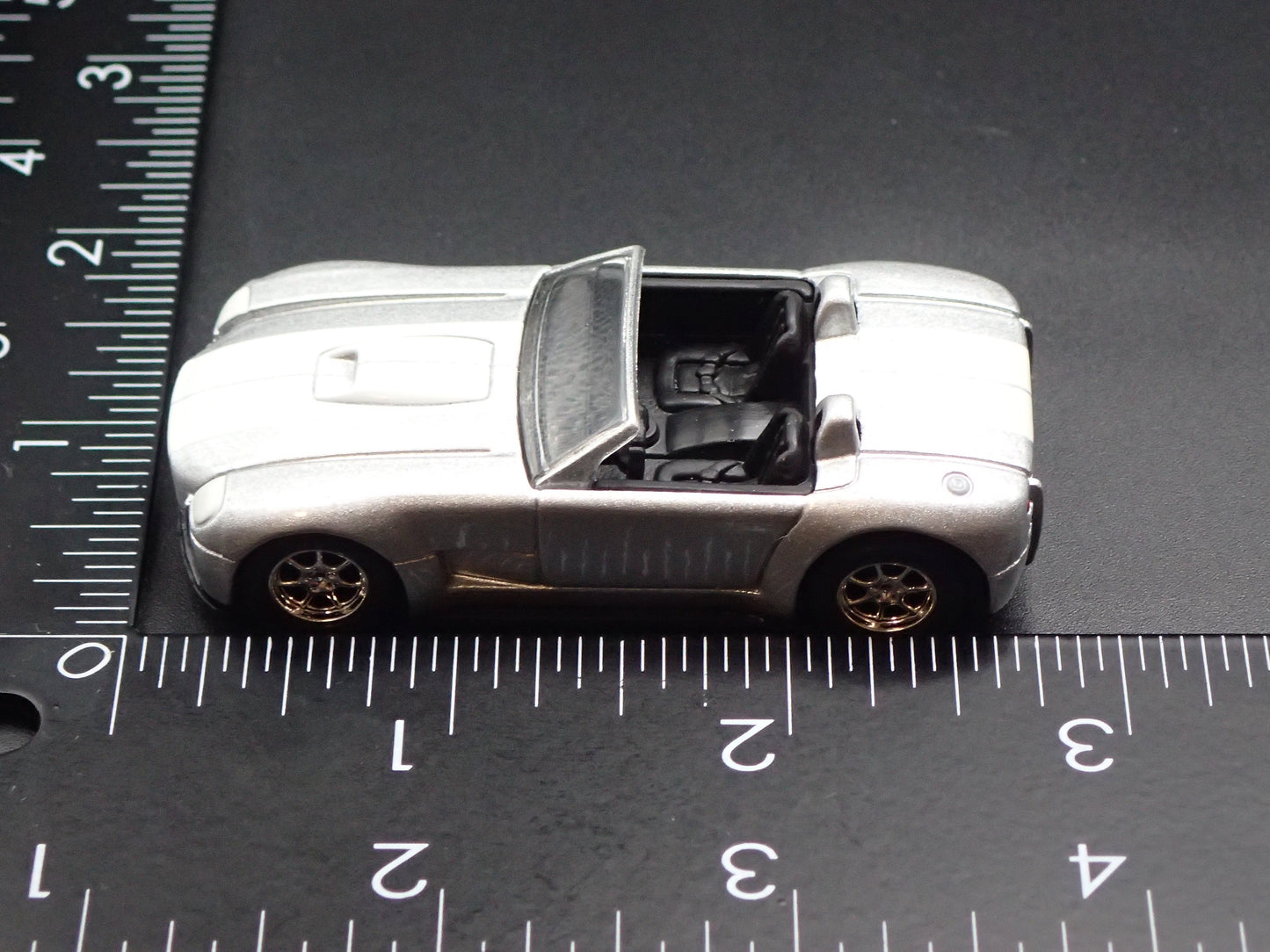 2004 FORD SHELBY COBRA CONCEPT 1:64 SCALE COLLECTIBLE DIORAMA DIECAST MODEL CAR