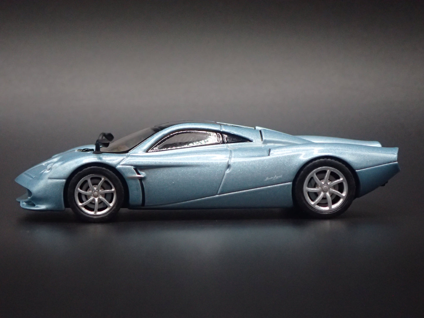 PAGANI HUAYRA CODALUNGA SUPERCAR 1:64 SCALE COLLECTIBLE DIORAMA DIECAST MODEL CAR
