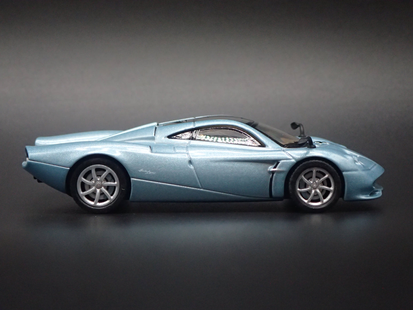 PAGANI HUAYRA CODALUNGA SUPERCAR 1:64 SCALE COLLECTIBLE DIORAMA DIECAST MODEL CAR