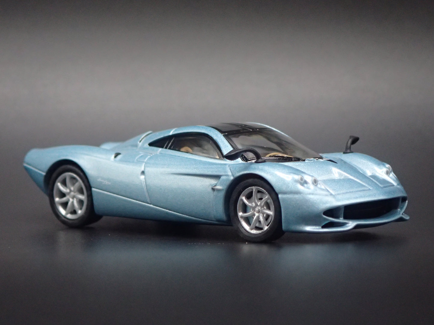 PAGANI HUAYRA CODALUNGA SUPERCAR 1:64 SCALE COLLECTIBLE DIORAMA DIECAST MODEL CAR