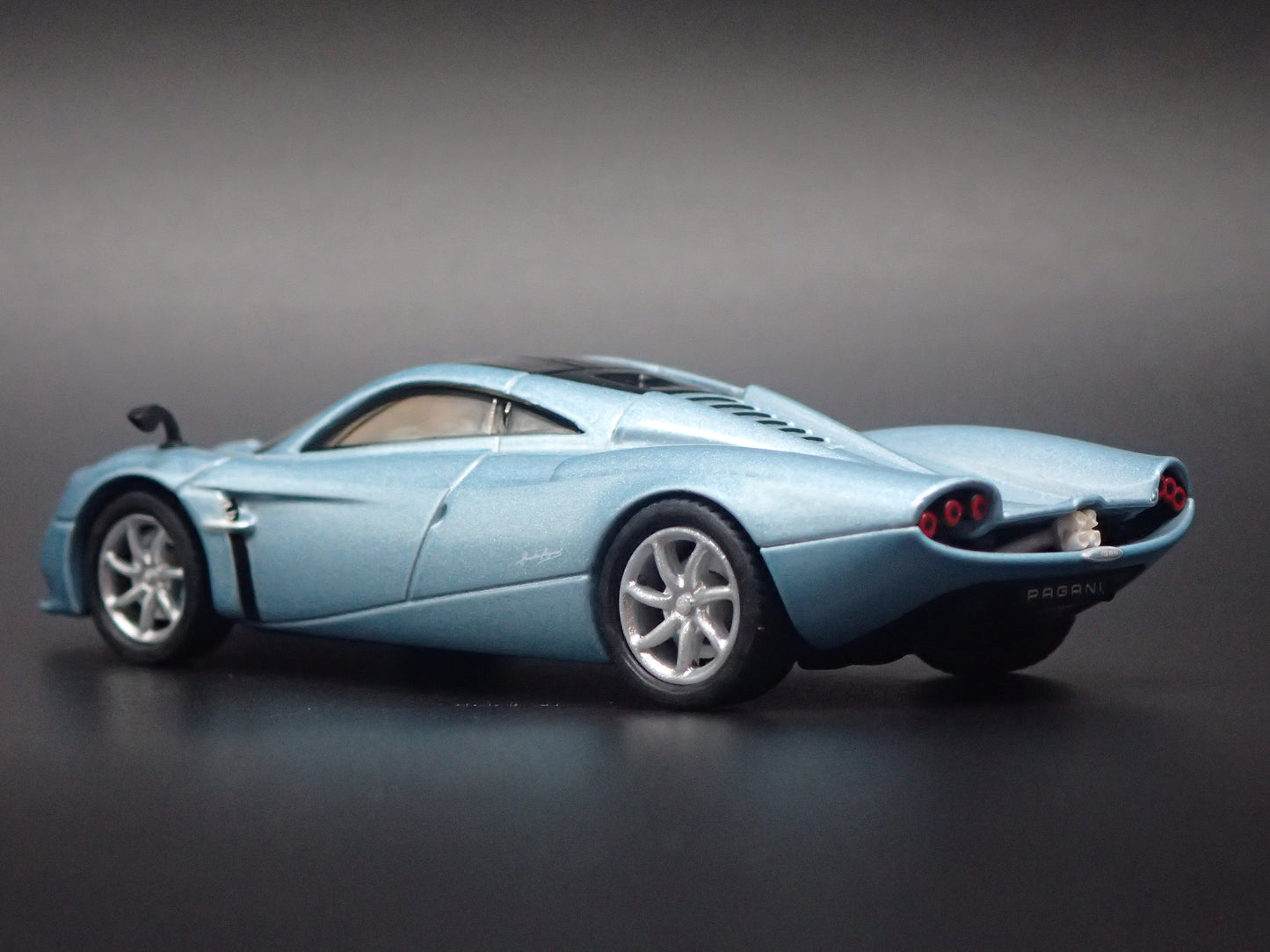 PAGANI HUAYRA CODALUNGA SUPERCAR 1:64 SCALE COLLECTIBLE DIORAMA DIECAST MODEL CAR