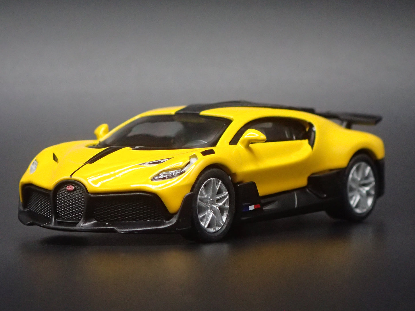 2019-2021 BUGATTI DIVO SUPER CAR YELLOW 1:64 SCALE COLLECTIBLE DIECAST MODEL CAR