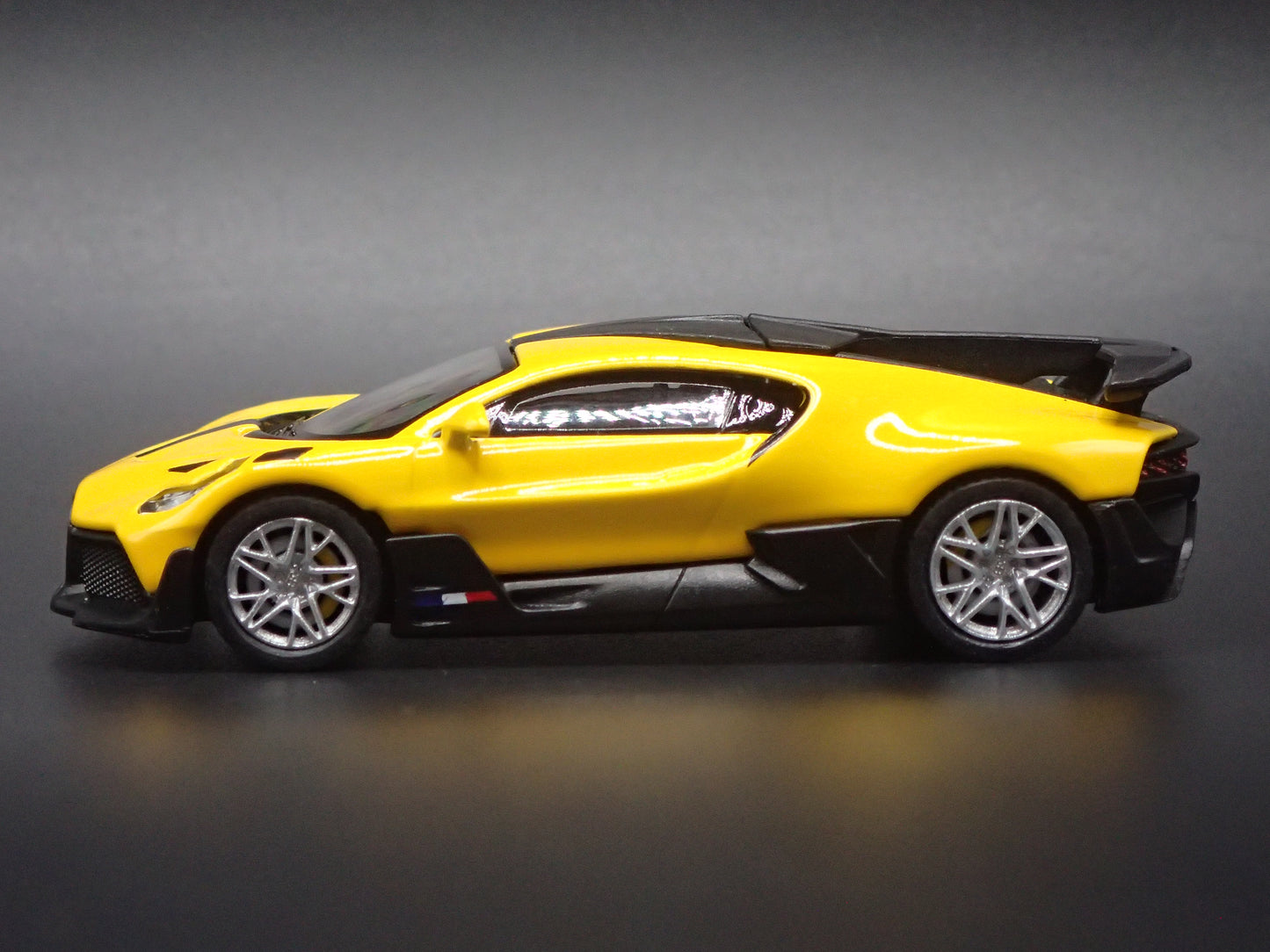2019-2021 BUGATTI DIVO SUPER CAR YELLOW 1:64 SCALE COLLECTIBLE DIECAST MODEL CAR