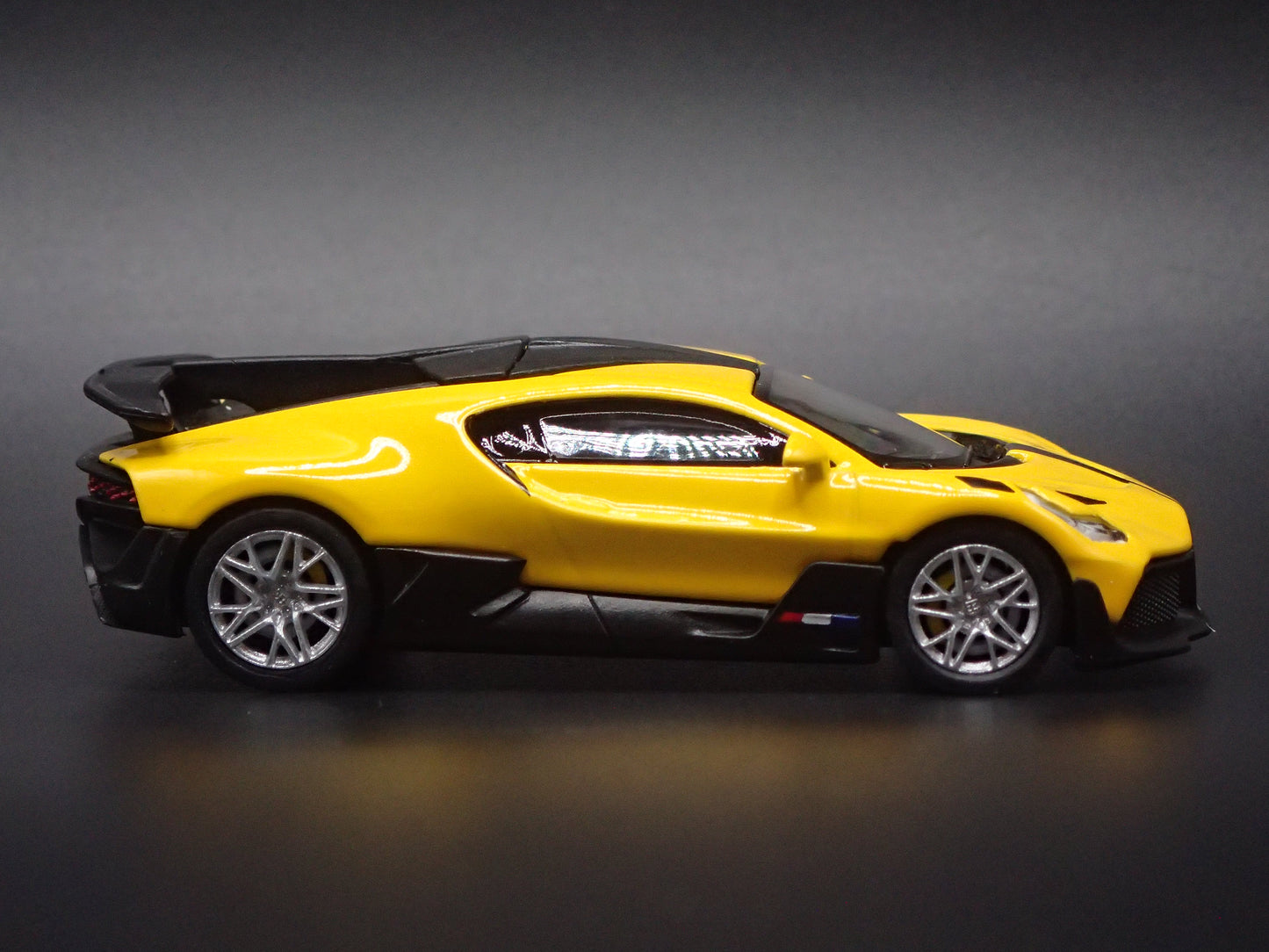 2019-2021 BUGATTI DIVO SUPER CAR YELLOW 1:64 SCALE COLLECTIBLE DIECAST MODEL CAR