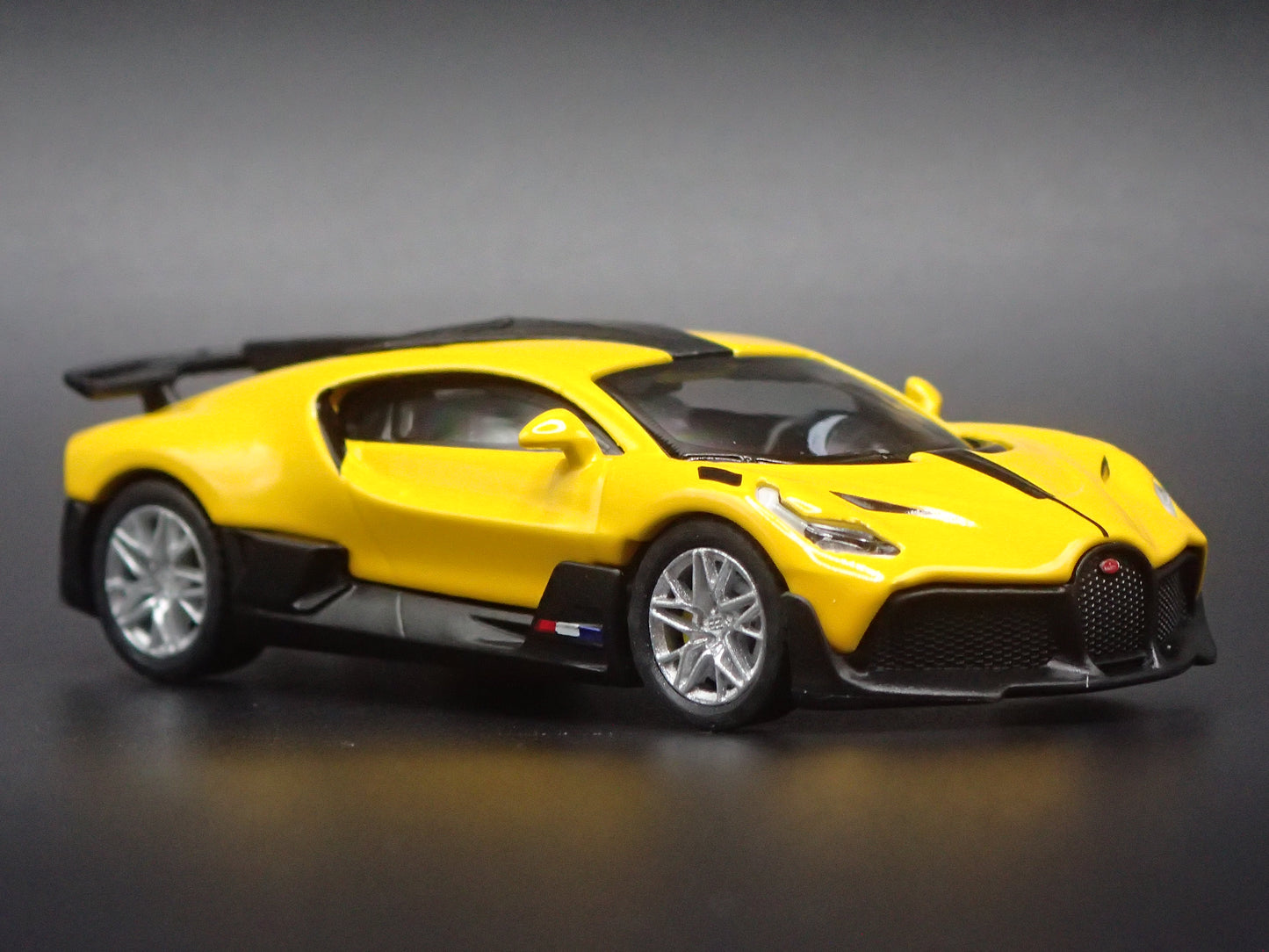 2019-2021 BUGATTI DIVO SUPER CAR YELLOW 1:64 SCALE COLLECTIBLE DIECAST MODEL CAR