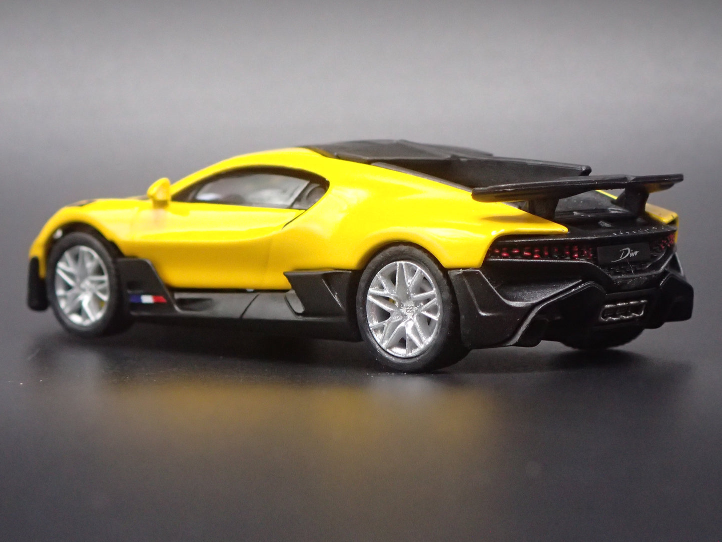 2019-2021 BUGATTI DIVO SUPER CAR YELLOW 1:64 SCALE COLLECTIBLE DIECAST MODEL CAR