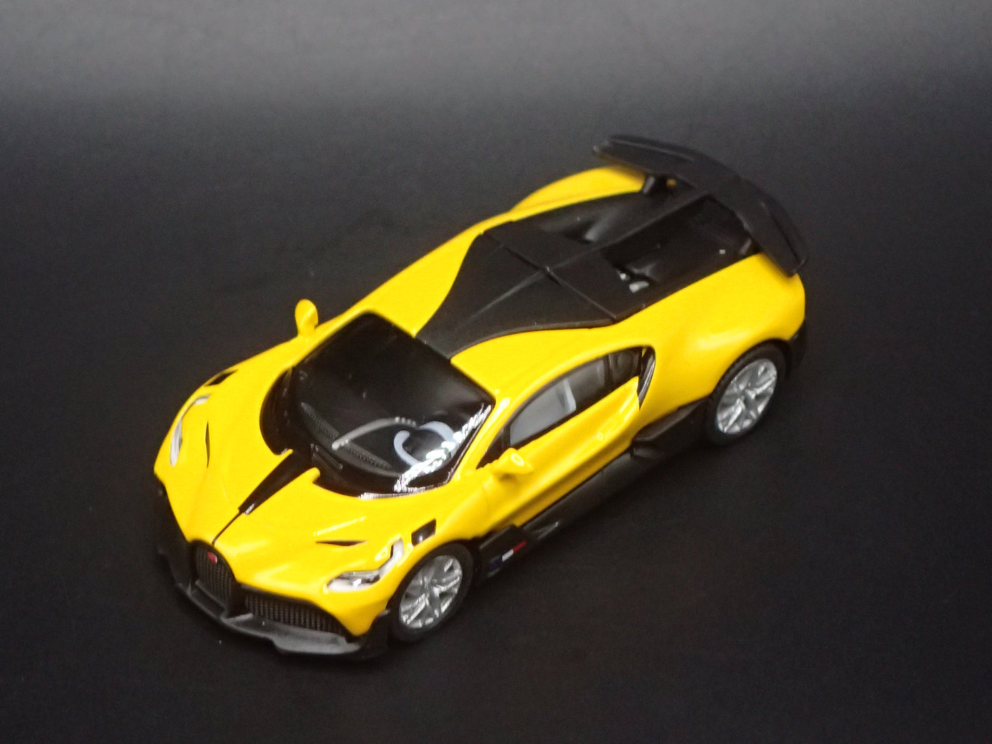 2019-2021 BUGATTI DIVO SUPER CAR YELLOW 1:64 SCALE COLLECTIBLE DIECAST MODEL CAR