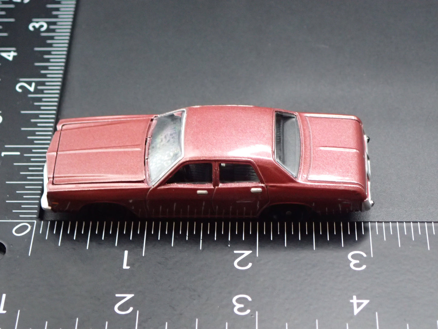 1977 77 DODGE MONACO 4 DOOR BROWN 1/64 SCALE DIORAMA DIECAST MODEL CAR