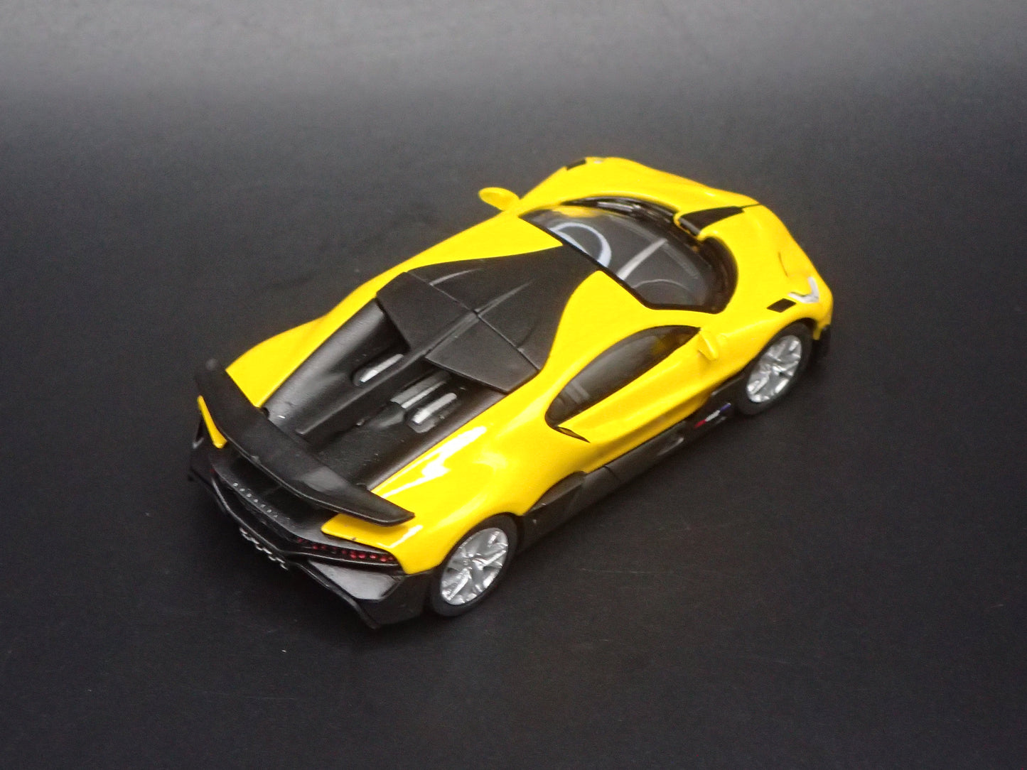 2019-2021 BUGATTI DIVO SUPER CAR YELLOW 1:64 SCALE COLLECTIBLE DIECAST MODEL CAR