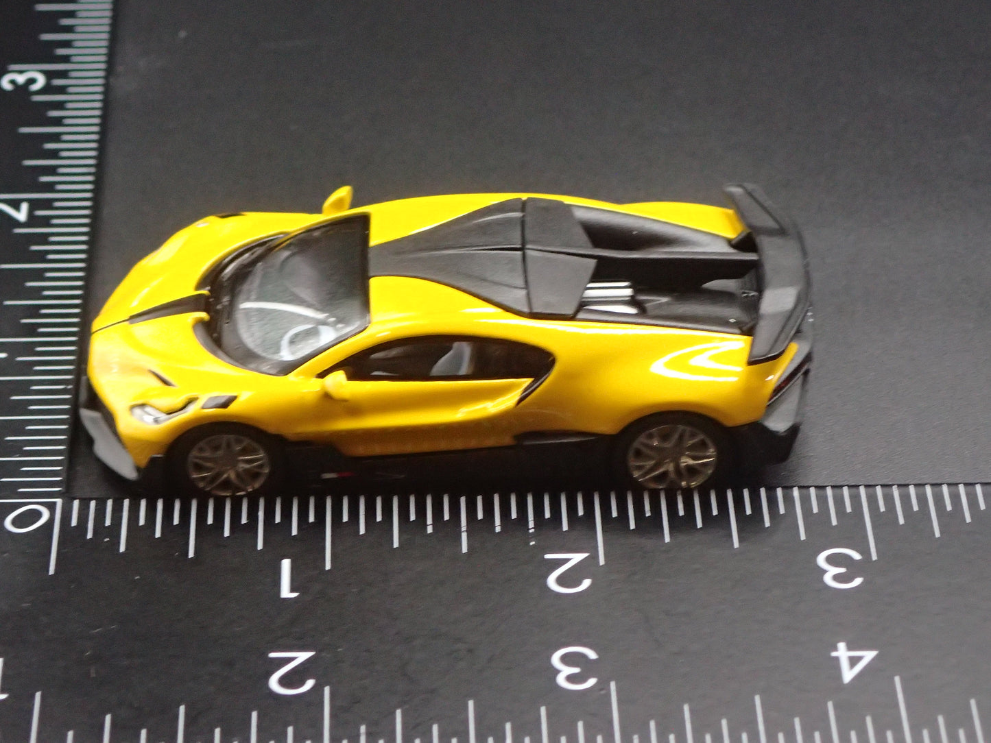 2019-2021 BUGATTI DIVO SUPER CAR YELLOW 1:64 SCALE COLLECTIBLE DIECAST MODEL CAR