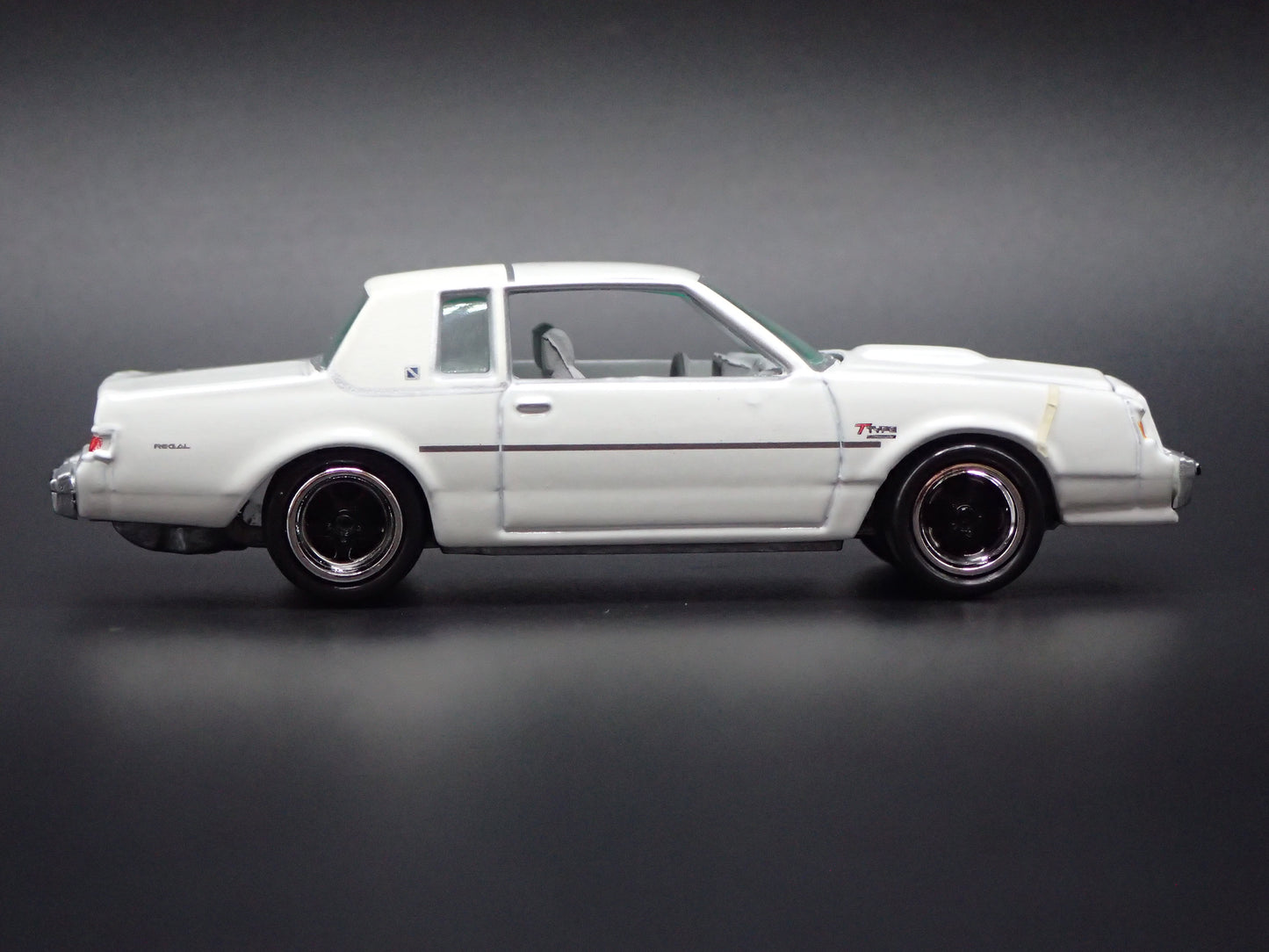 1987 87 BUICK REGAL G BODY 1:64 SCALE COLLECTIBLE DIORAMA DIECAST MODEL CAR