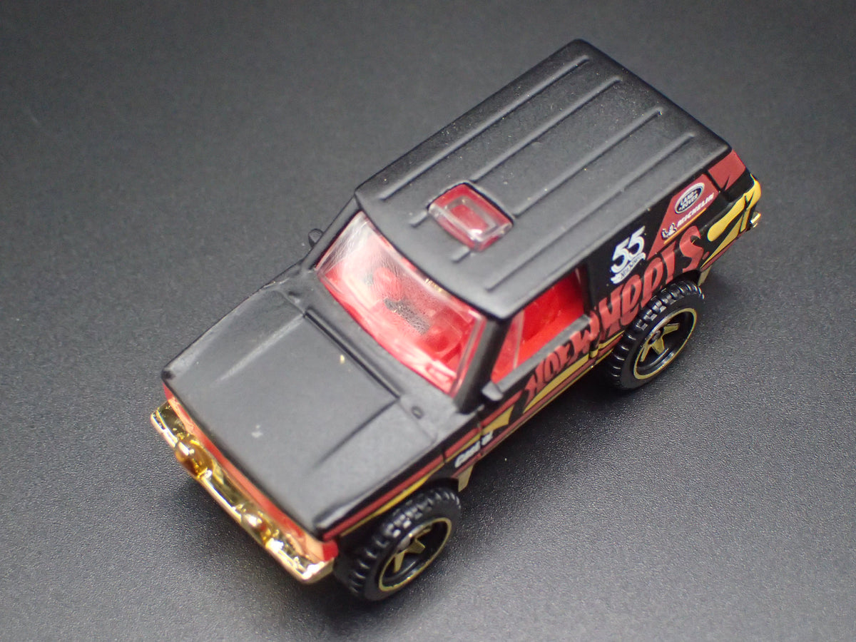 RANGE ROVER CLASSIC BAJA RACE 1/64 SCALE COLLECTIBLE DIORAMA DIECAST MODEL CAR