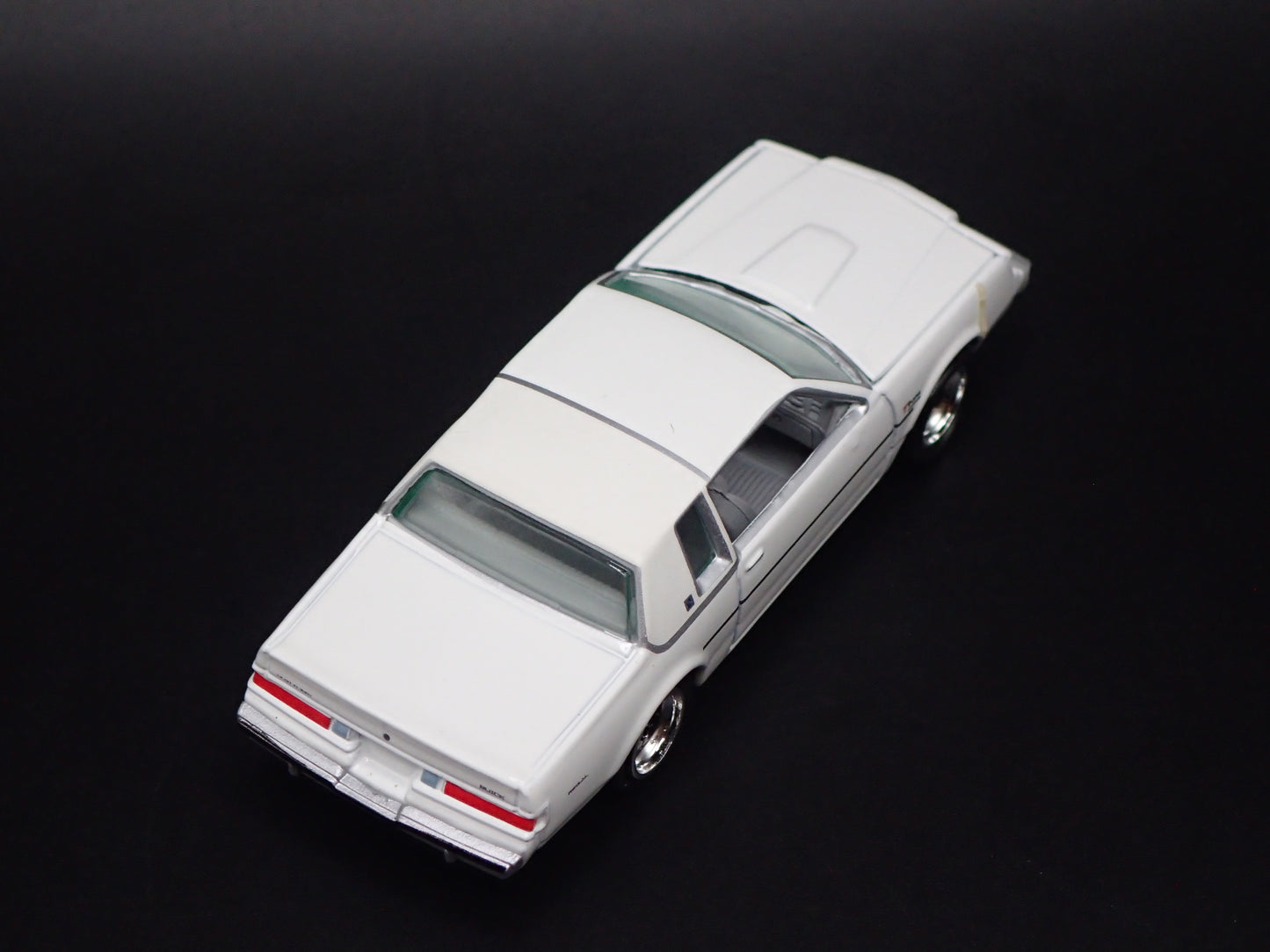 1987 87 BUICK REGAL G BODY 1:64 SCALE COLLECTIBLE DIORAMA DIECAST MODEL CAR