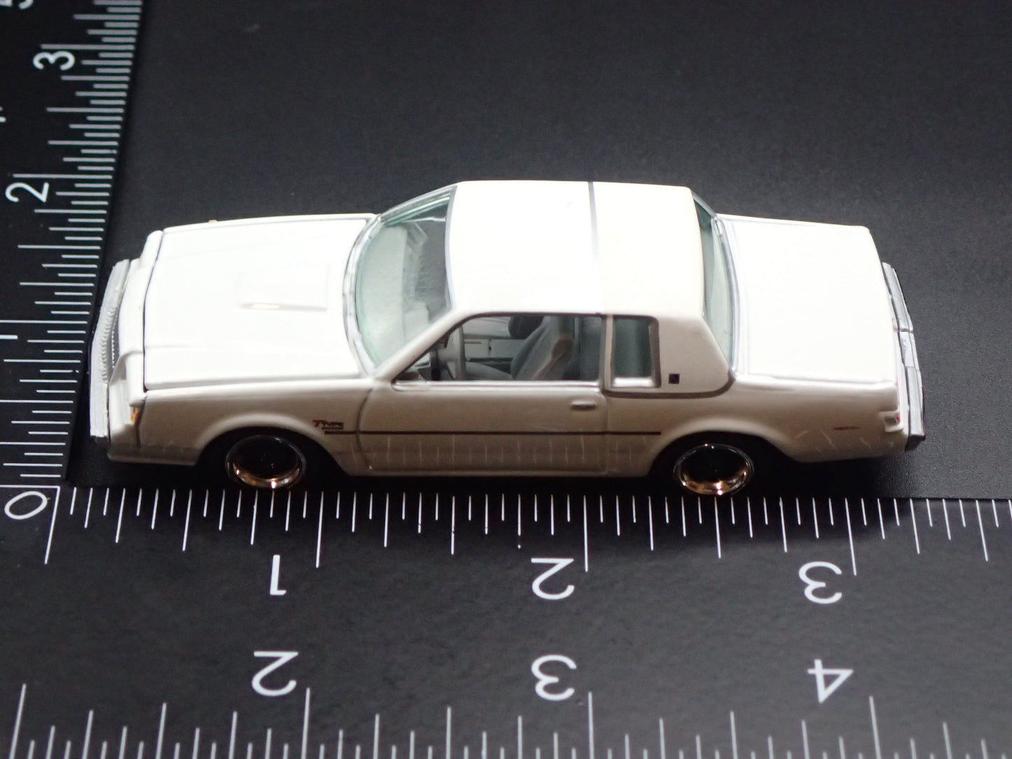 1987 87 BUICK REGAL G BODY 1:64 SCALE COLLECTIBLE DIORAMA DIECAST MODEL CAR