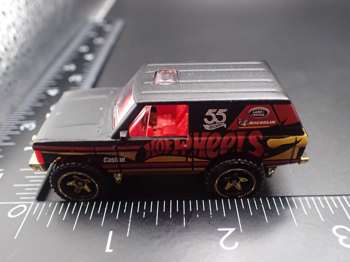 RANGE ROVER CLASSIC BAJA RACE 1/64 SCALE COLLECTIBLE DIORAMA DIECAST MODEL CAR