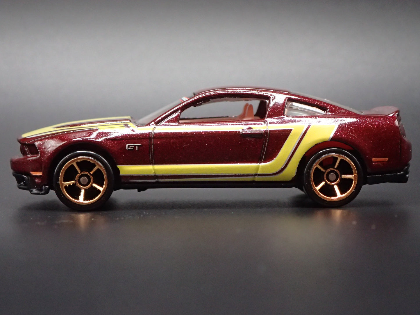 2010-2012 FORD MUSTANG GT BURGUNDY 1:64 SCALE DIORAMA DIECAST MODEL CAR