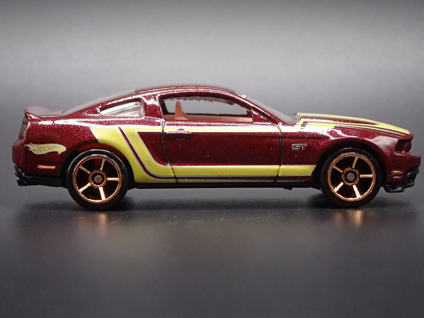 2010-2012 FORD MUSTANG GT BURGUNDY 1:64 SCALE DIORAMA DIECAST MODEL CAR