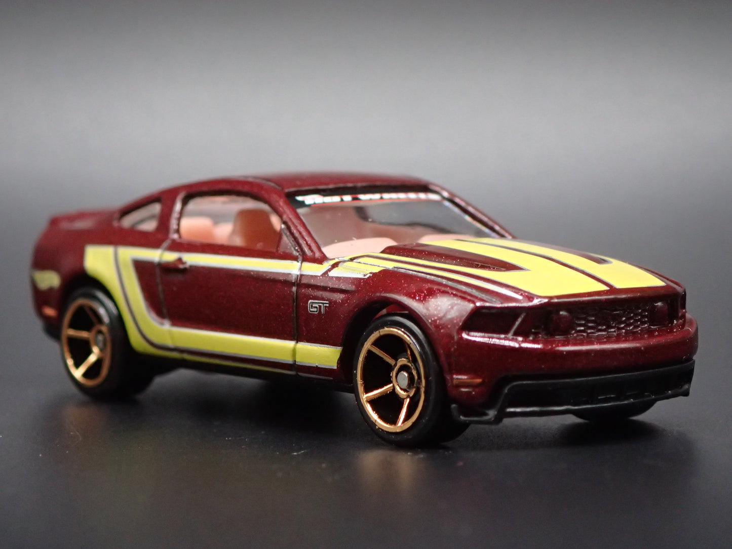 2010-2012 FORD MUSTANG GT BURGUNDY 1:64 SCALE DIORAMA DIECAST MODEL CAR
