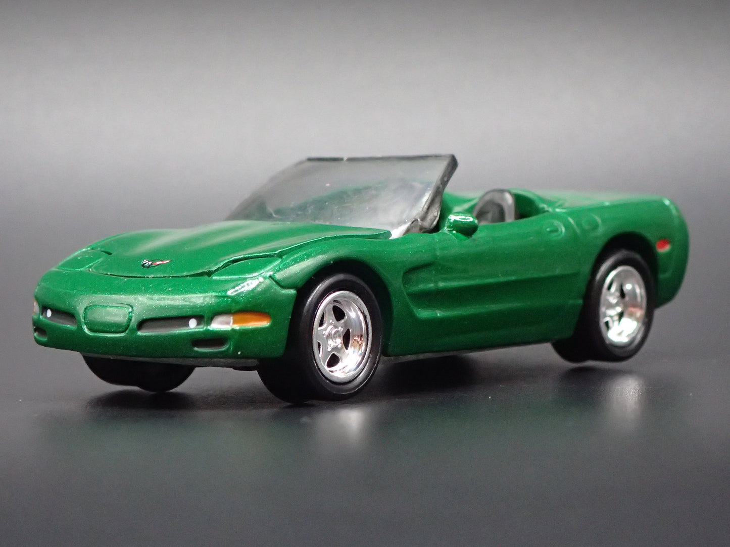 1997-2004 CHEVROLET CORVETTE CONVERTIBLE 1:64 SCALE DIORAMA DIECAST MODEL CAR