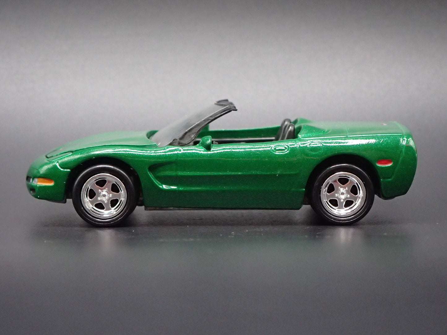1997-2004 CHEVROLET CORVETTE CONVERTIBLE 1:64 SCALE DIORAMA DIECAST MODEL CAR