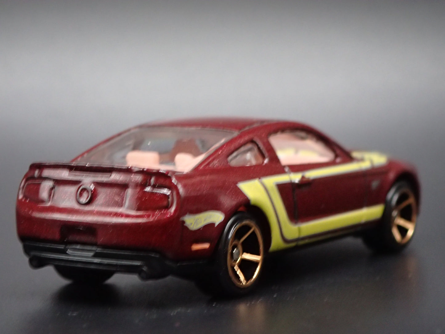 2010-2012 FORD MUSTANG GT BURGUNDY 1:64 SCALE DIORAMA DIECAST MODEL CAR