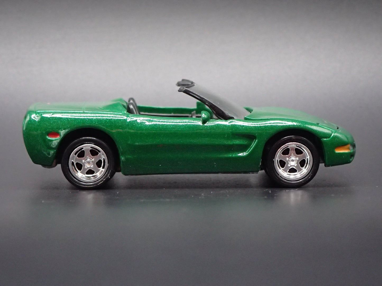 1997-2004 CHEVROLET CORVETTE CONVERTIBLE 1:64 SCALE DIORAMA DIECAST MODEL CAR