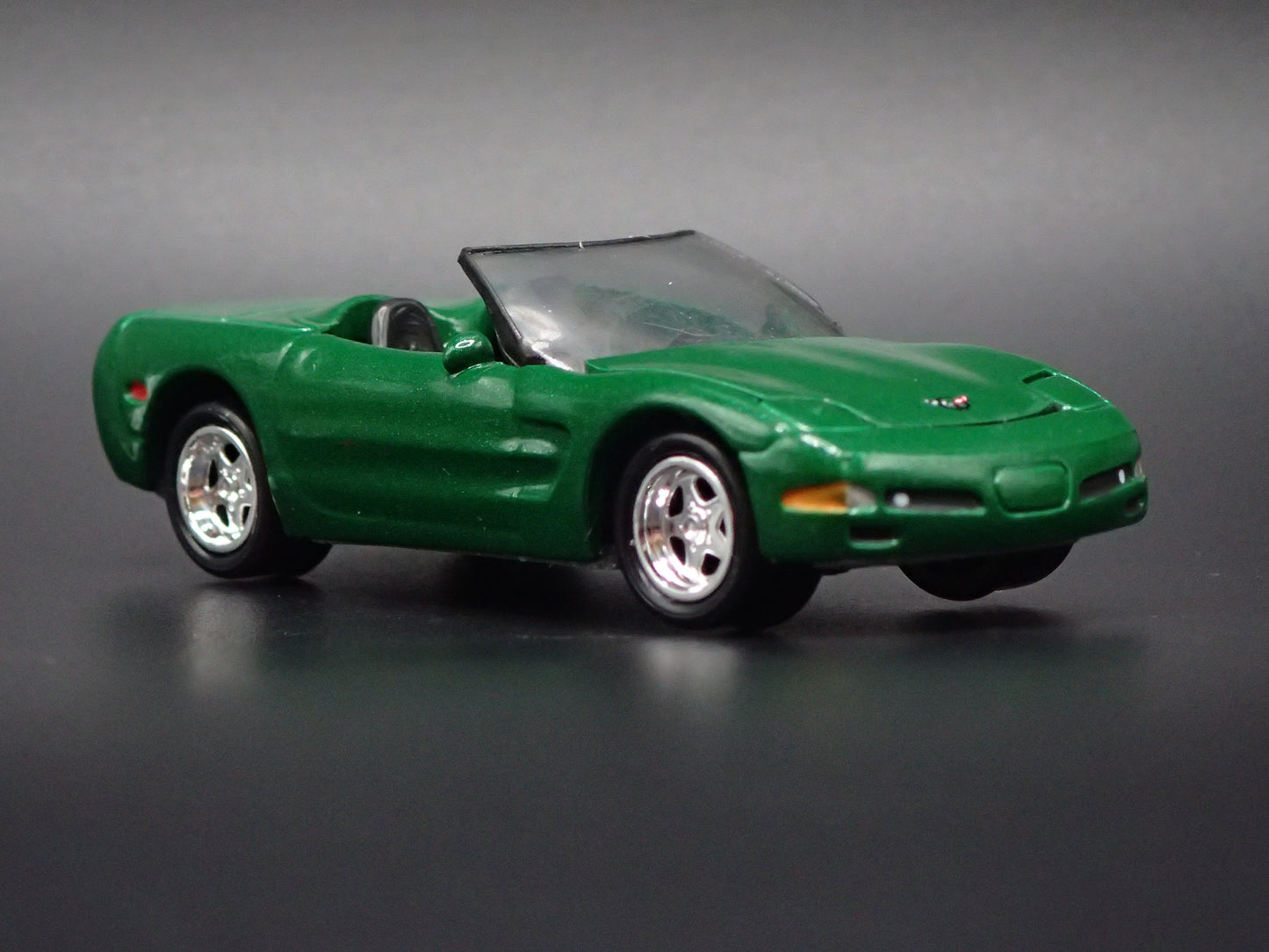 1997-2004 CHEVROLET CORVETTE CONVERTIBLE 1:64 SCALE DIORAMA DIECAST MODEL CAR