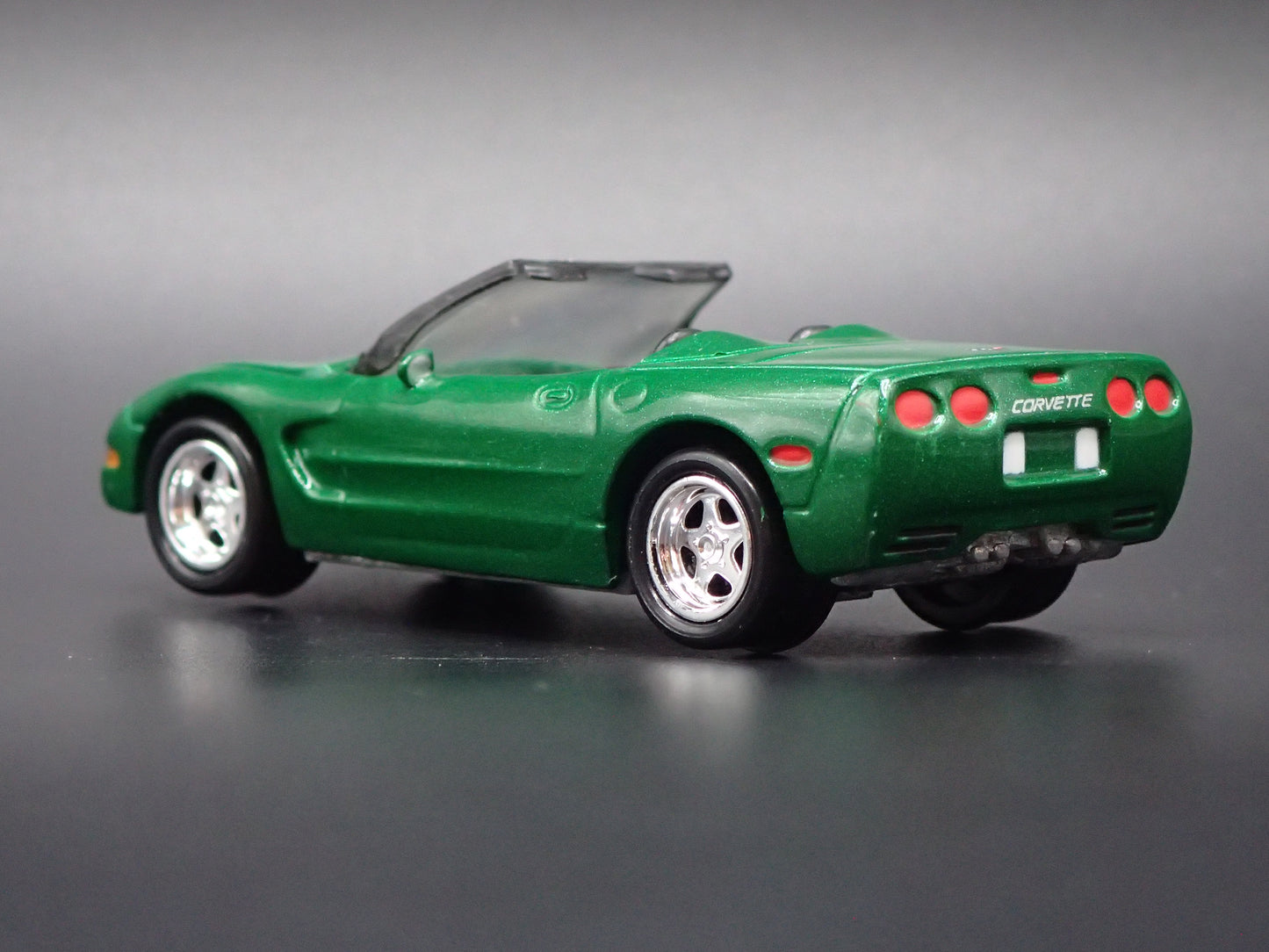 1997-2004 CHEVROLET CORVETTE CONVERTIBLE 1:64 SCALE DIORAMA DIECAST MODEL CAR