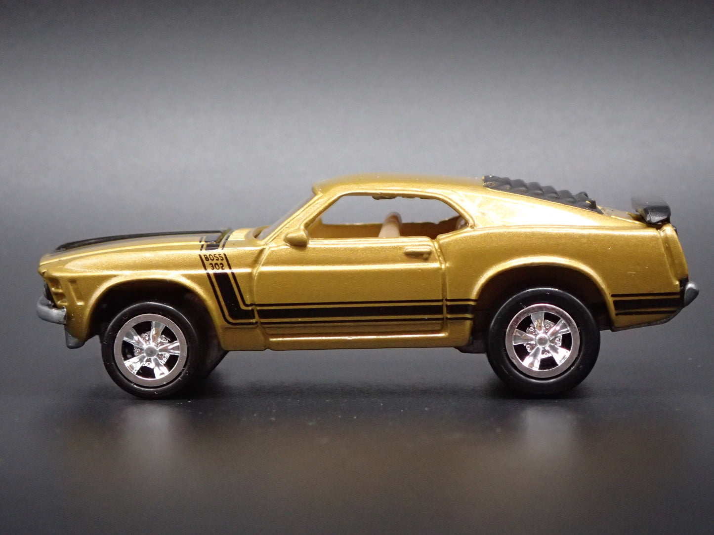 1970 FORD MUSTANG BOSS 302 GOLD 1:64 COLLECTIBLE DIORAMA DIECAST MODEL CAR