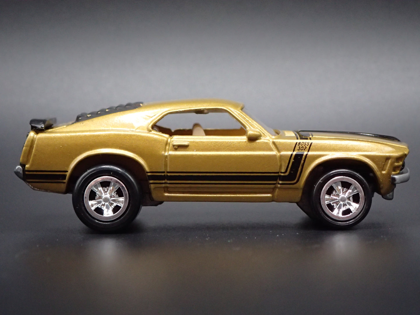 1970 FORD MUSTANG BOSS 302 GOLD 1:64 COLLECTIBLE DIORAMA DIECAST MODEL CAR