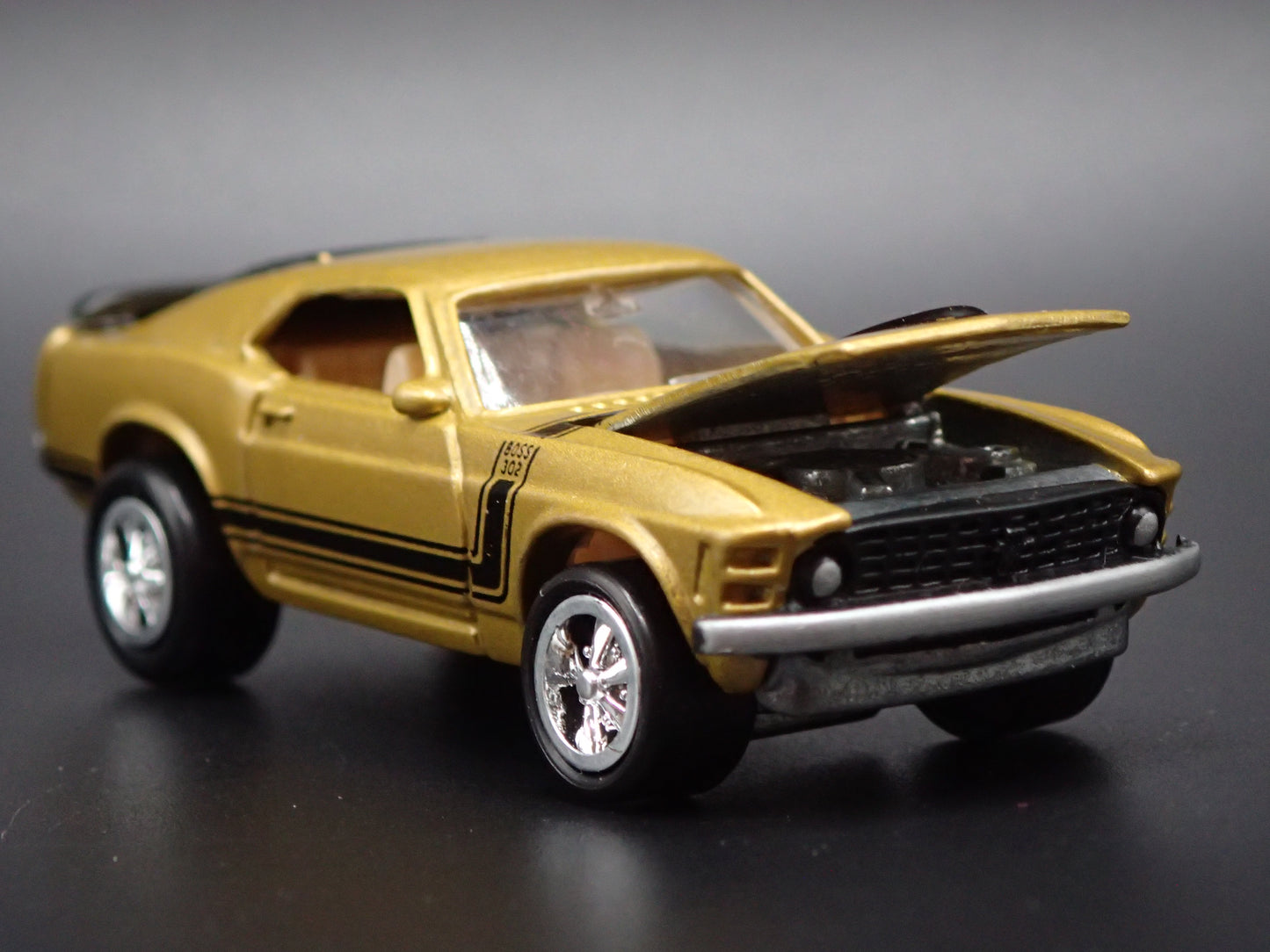 1970 FORD MUSTANG BOSS 302 GOLD 1:64 COLLECTIBLE DIORAMA DIECAST MODEL CAR