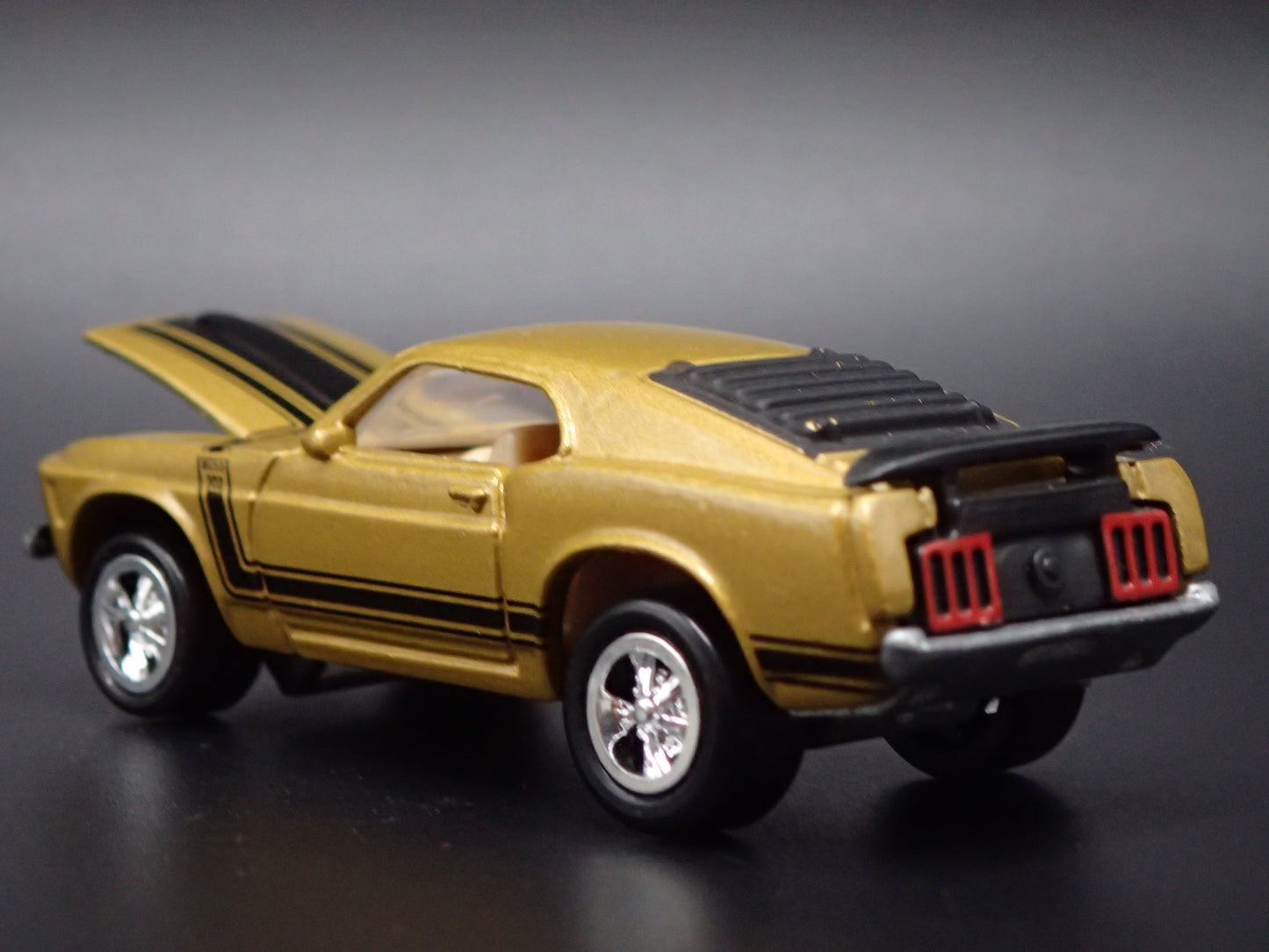 1970 FORD MUSTANG BOSS 302 GOLD 1:64 COLLECTIBLE DIORAMA DIECAST MODEL CAR