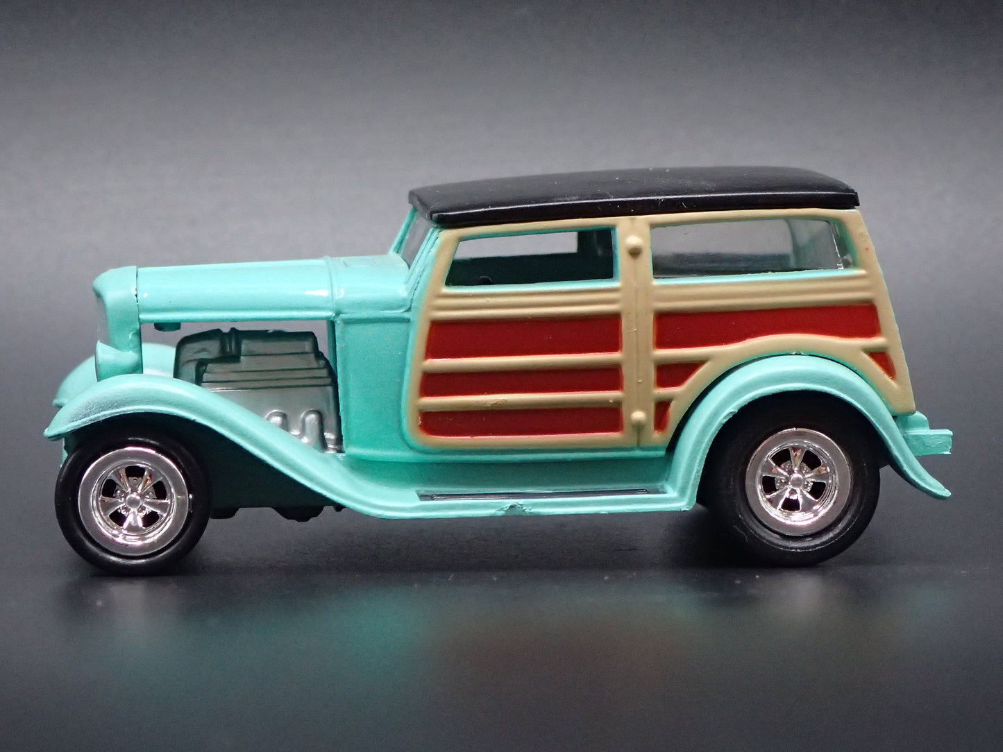 1932 FORD WOODIE WOODY WAGON HOT ROD TEAL 1:64 SCALE DIORAMA DIECAST MODEL CAR