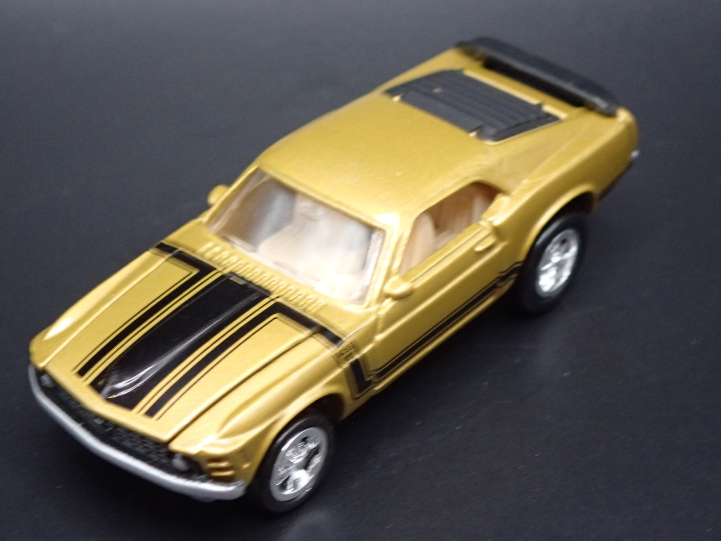 1970 FORD MUSTANG BOSS 302 GOLD 1:64 COLLECTIBLE DIORAMA DIECAST MODEL CAR