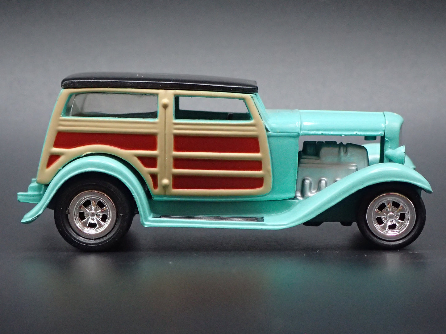 1932 FORD WOODIE WOODY WAGON HOT ROD TEAL 1:64 SCALE DIORAMA DIECAST MODEL CAR