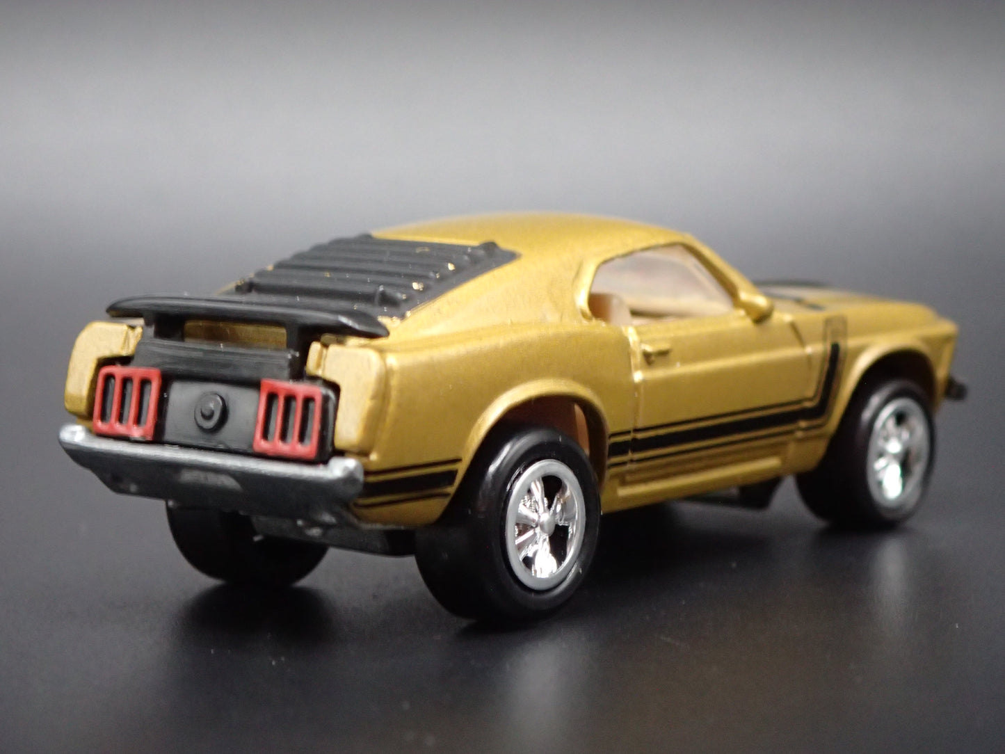 1970 FORD MUSTANG BOSS 302 GOLD 1:64 COLLECTIBLE DIORAMA DIECAST MODEL CAR