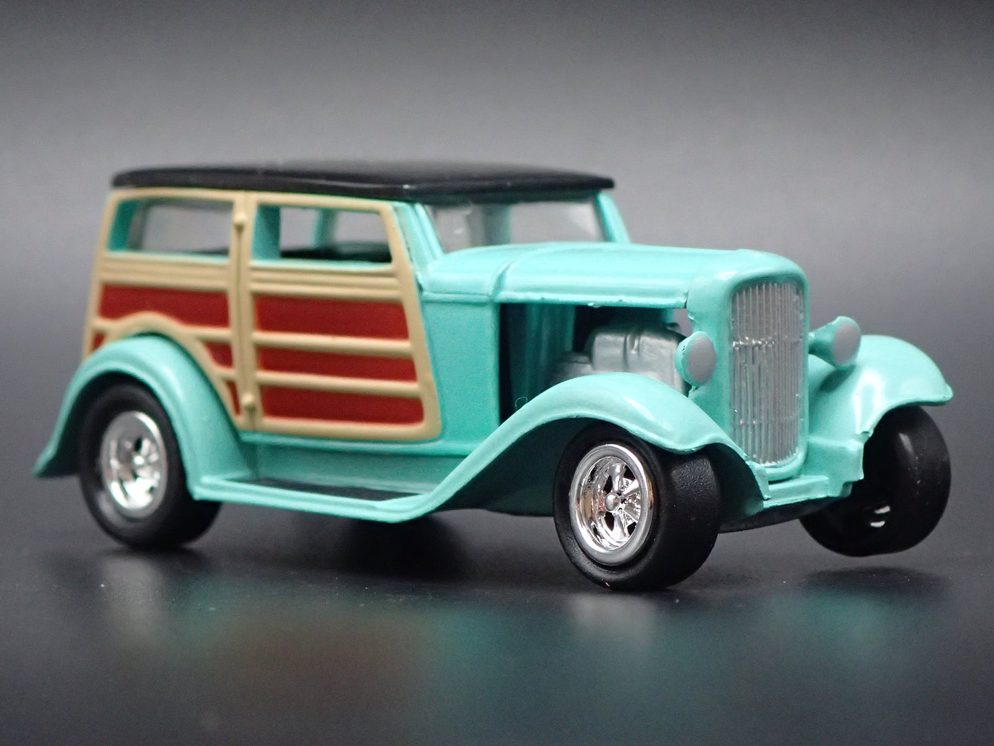 1932 FORD WOODIE WOODY WAGON HOT ROD TEAL 1:64 SCALE DIORAMA DIECAST MODEL CAR