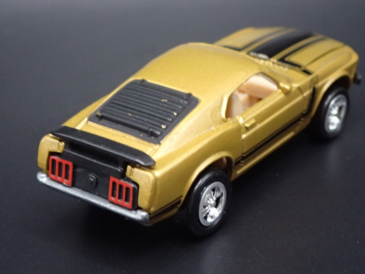 1970 FORD MUSTANG BOSS 302 GOLD 1:64 COLLECTIBLE DIORAMA DIECAST MODEL CAR