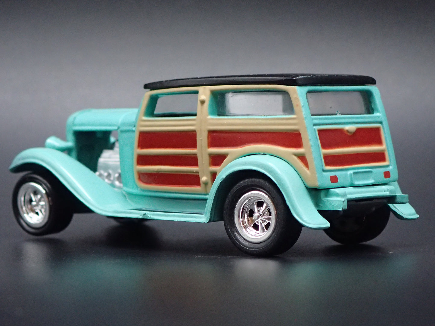 1932 FORD WOODIE WOODY WAGON HOT ROD TEAL 1:64 SCALE DIORAMA DIECAST MODEL CAR