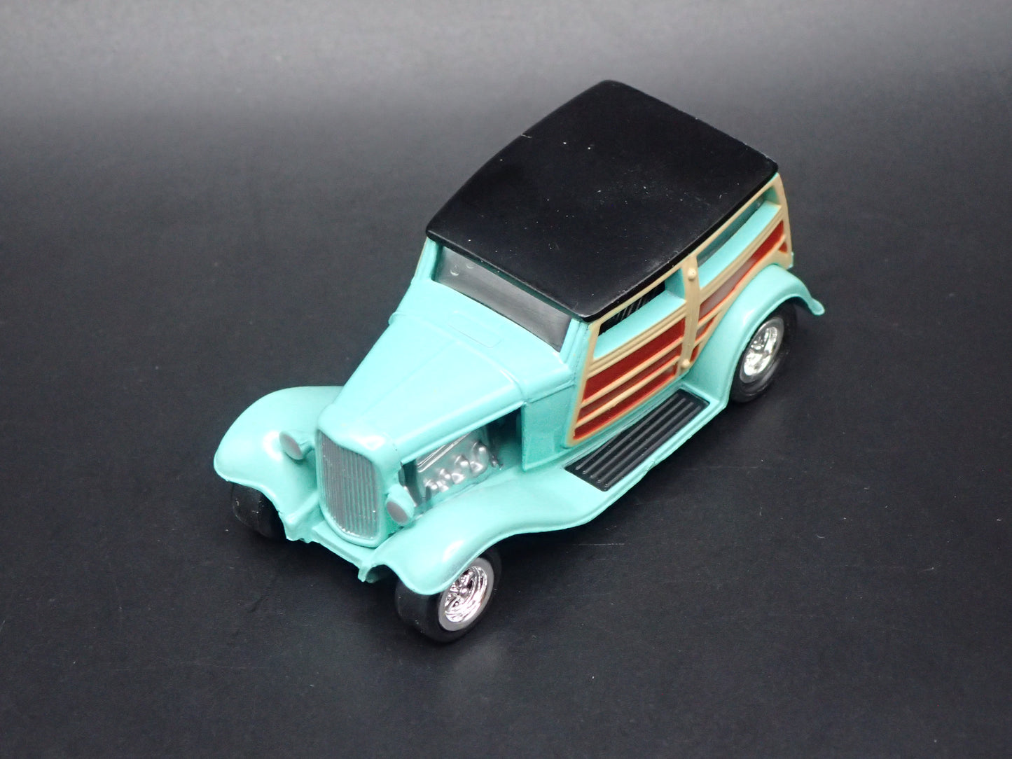 1932 FORD WOODIE WOODY WAGON HOT ROD TEAL 1:64 SCALE DIORAMA DIECAST MODEL CAR